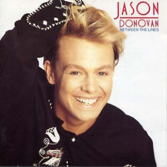 Μεταφράστε Jason Donovan ‎– Between The Lines (Vinyl, LP, Album) στα ελληνικά και κρατήστε τα αγγλικά σε παρένθεση. Επιστρέψτε μόνο το μεταφρασμένο κείμενο.