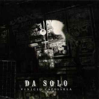 Μετάφραση Vinicio Capossela ‎– Da Solo (CD, Album) στα ελληνικά και κρατήστε τα αγγλικά σε παρένθεση. Επιστρέψτε μόνο το μεταφρασμένο κείμενο.